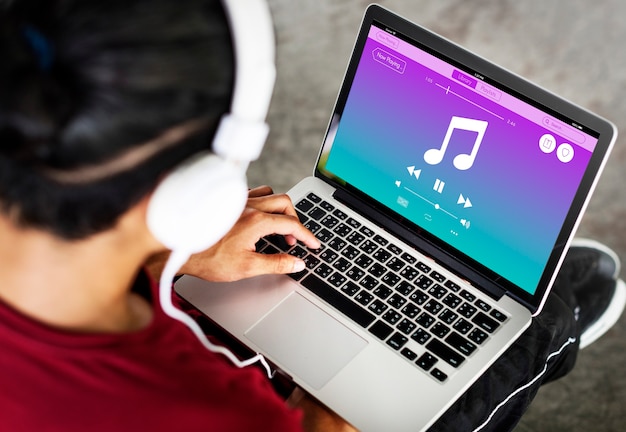 Encuentra la mejor música sin copyright para transmitir en Twitch y evita problemas legales