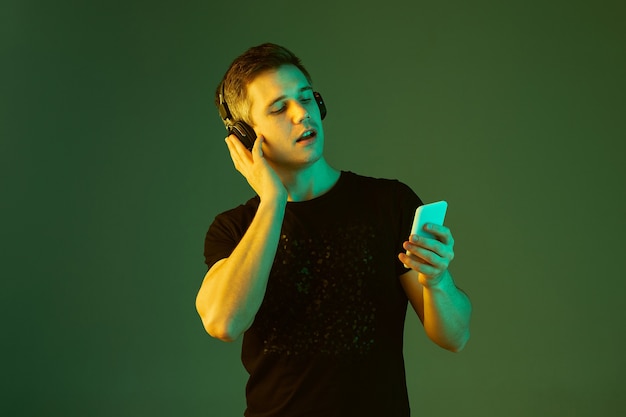 ¡De Spotify a tu móvil: la fórmula mágica para llevar tu música contigo (y sin volverte loco en el intento)!